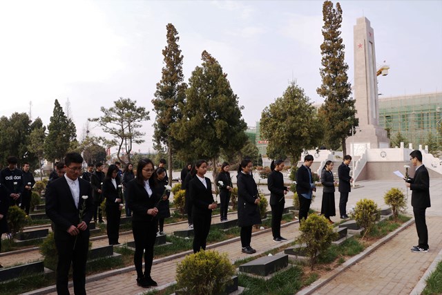 为革命烈士献花 袁鑫摄影