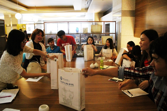 为学生送上爱心礼包 赵明超摄影 为学生送上爱心礼包 赵明超摄影