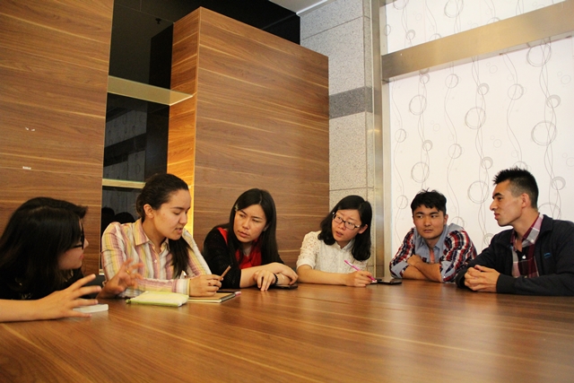 认真倾听 赵明超摄影 认真倾听 赵明超摄影