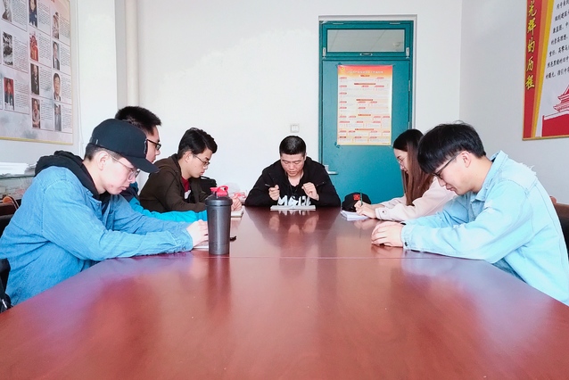 2017级分小组进行研讨 2017级分小组进行研讨