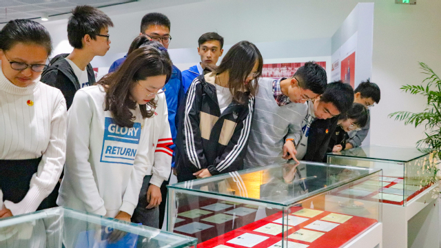 同学们认真观看展览 石晓雪摄影