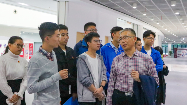 杨朝合院长向同学们介绍学院有关的历史 石晓雪摄影