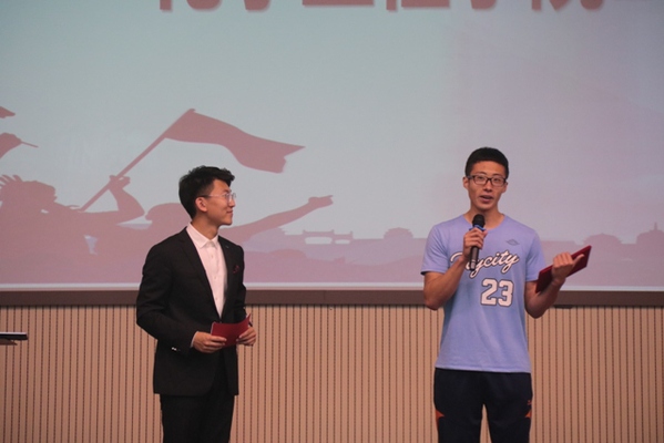 尹治杰代表优秀教练员发言 吕巧钰摄