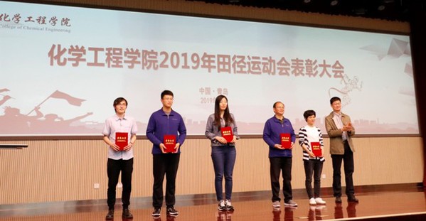 学院副院长刘东为获得体育道德风尚奖代表颁奖  魏孟吉摄