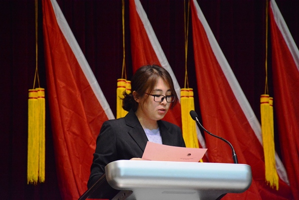 总监票人刘笑宣布选举结果 许晨杰摄影 总监票人刘笑宣布选举结果 许晨杰摄影