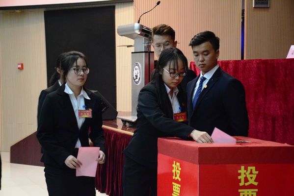 与会代表投票 陈浩摄影 与会代表投票 陈浩摄影