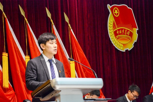 学院团委书记徐光辉同志作大会工作报告 李博一摄影 学院团委书记徐光辉同志作大会工作报告 李博一摄影