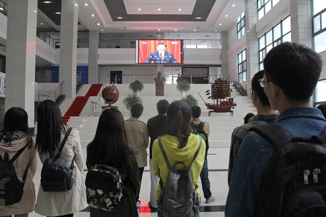学院师生在工科楼A座大厅观看大会直播 魏孟吉摄影 学院师生在工科楼A座大厅观看大会直播 魏孟吉摄影