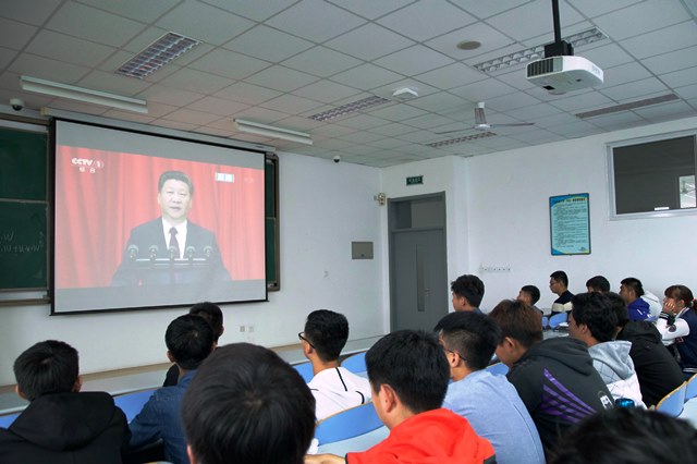 学院组织学生在教室观看大会直播 全运摄影 学院组织学生在教室观看大会直播 全运摄影