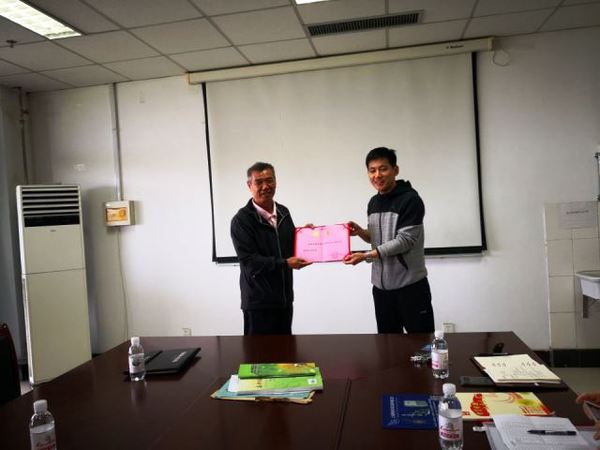 学院工会副主席徐光辉为盖老师颁发聘书 学院工会副主席徐光辉为盖老师颁发聘书