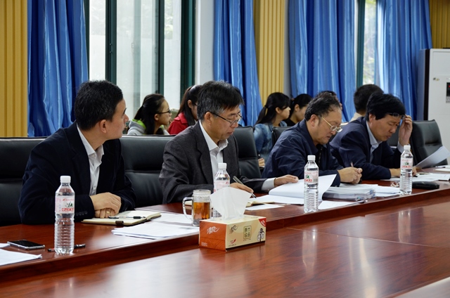 教师评委认真阅读资料 刘鑫鑫摄影 教师评委认真阅读资料 刘鑫鑫摄影