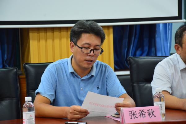 组织部副部长张希秋代表学校党委宣读任命文件 魏孟吉摄影 组织部副部长张希秋代表学校党委宣读任命文件 魏孟吉摄影