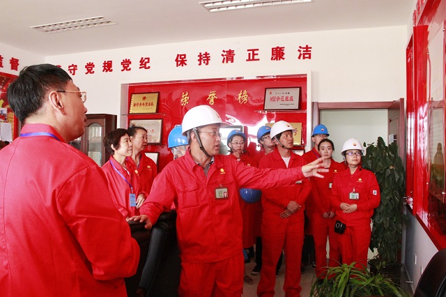 参观企业党员活动室 赵明超摄影 参观企业党员活动室 赵明超摄影