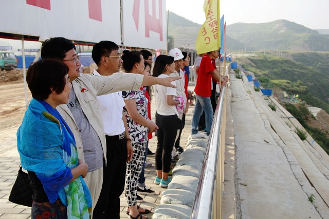 参观延安化工能源基地 赵明超摄影 参观延安化工能源基地 赵明超摄影