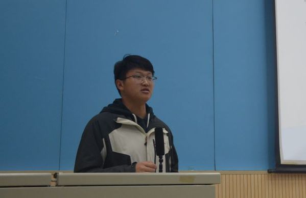 辅导员刘伟讲话 高昶摄影 辅导员刘伟讲话 高昶摄影