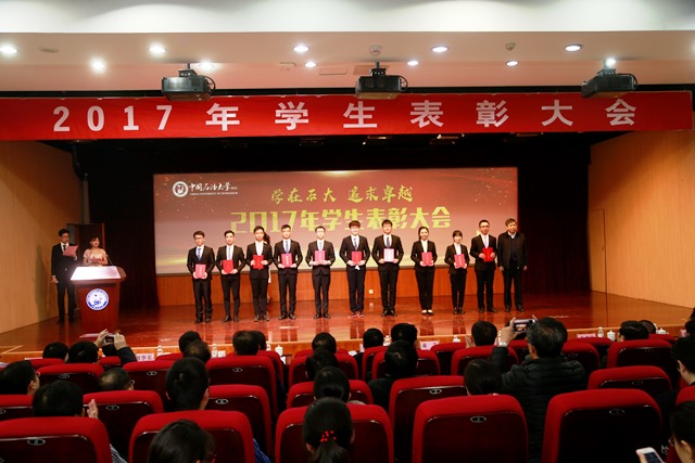 况思宇作为获得过省级及以上突出荣誉的学生代表上台领奖（右三）