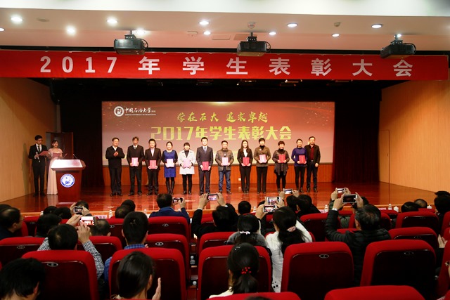 曲燕作为&ldquo;十佳班主任&rdquo;上台领奖（右二）