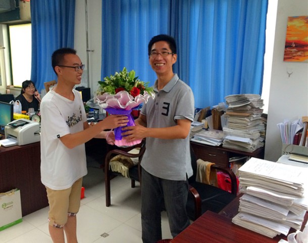 学生为辅导员献花 学生为辅导员献花