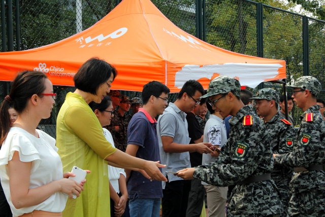 军训学生向老师赠送贺卡 军训学生向老师赠送贺卡