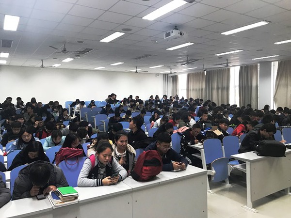 学生认真答题  刘伟摄影