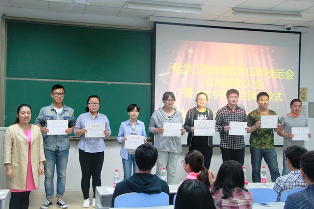 老师与获奖学生合影 王玉娟摄影