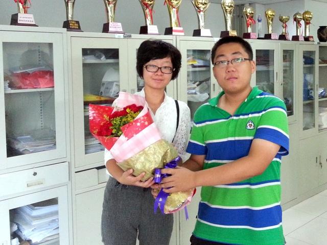 学生为辅导员老师献花