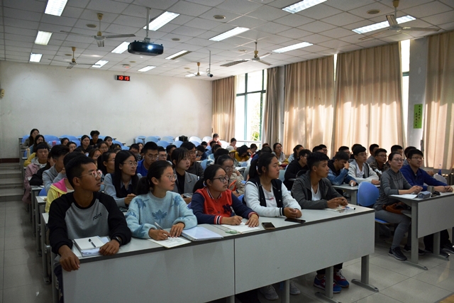 学生们认真听课 宋雨柔摄影