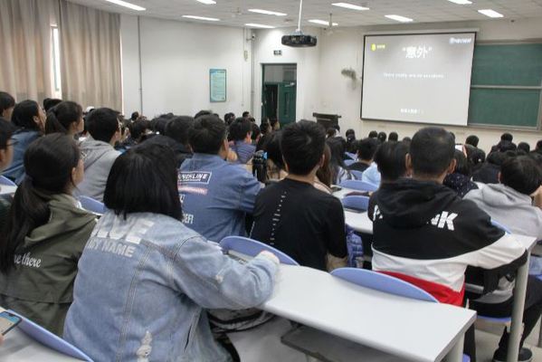 观看安全警示视频 韩宇健摄影 观看安全警示视频 韩宇健摄影