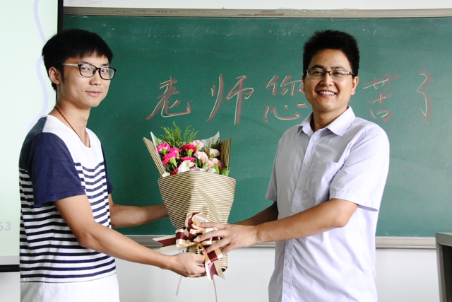 学生向老师献花 赵明超摄影 学生向老师献花 赵明超摄影