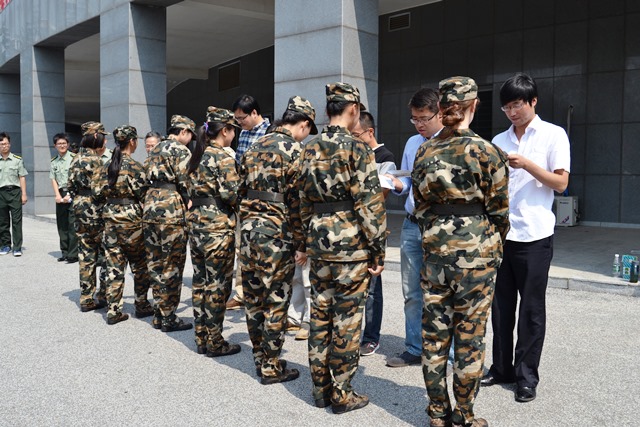 新生向班主任赠送卡片 赵明超摄影 新生向班主任赠送卡片 赵明超摄影