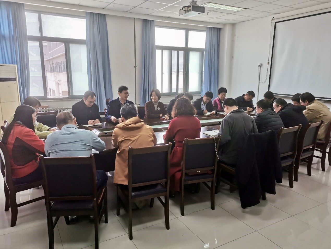 一群人在房间里的桌子和椅子  中度可信度描述已自动生成