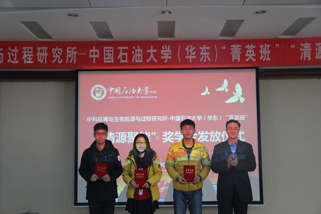 刘华东副校长为二等奖学生颁奖 湛文健摄影