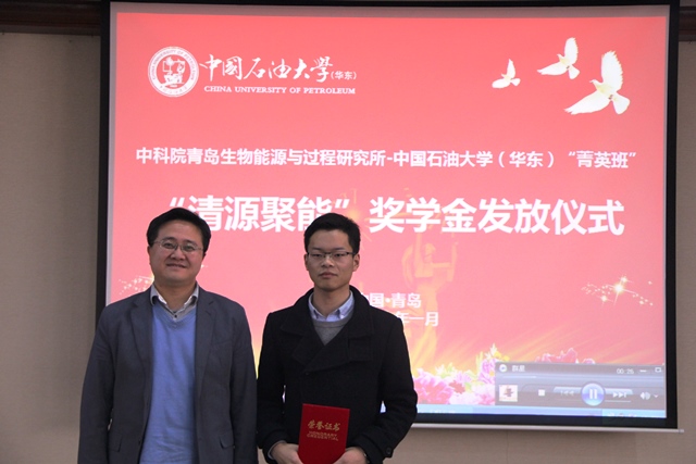 吕雪峰副所长为一等奖学生颁奖  湛文健摄影