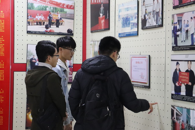 大家认真学习 姜菲摄影 大家认真学习 姜菲摄影