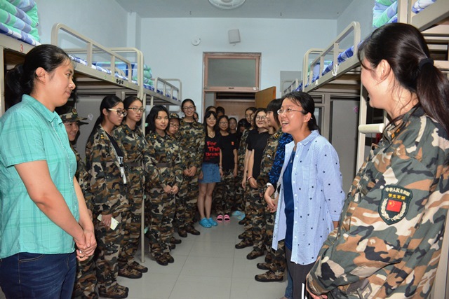 装控系老师与新生畅谈 张啟霞摄影 装控系老师与新生畅谈 张啟霞摄影