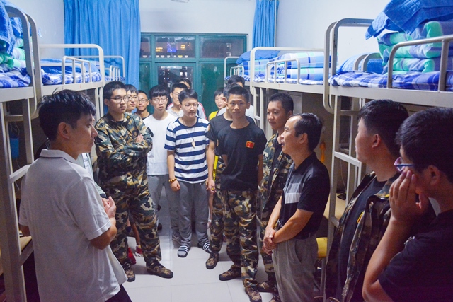 孙昱东教授为新生答疑解惑 李博一摄 孙昱东教授为新生答疑解惑 李博一摄