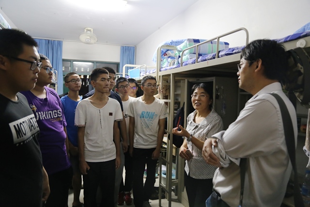 化工系主任刘会娥看望新生 孔祥如摄影 化工系主任刘会娥看望新生 孔祥如摄影