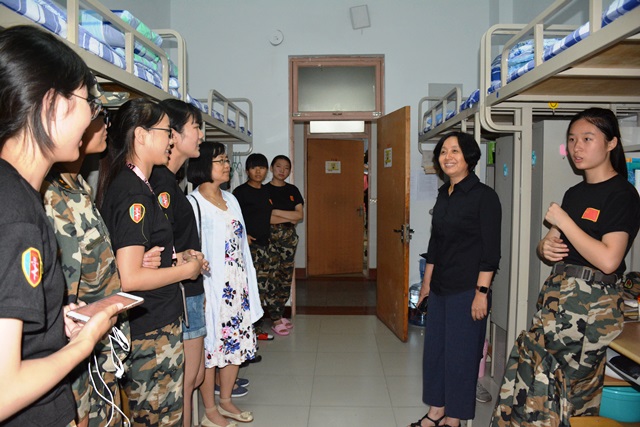 刘欣梅院长看望女生 张啟霞摄影 刘欣梅院长看望女生 张啟霞摄影