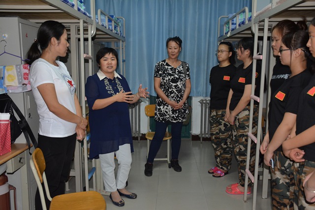 学院系室党支部书记看望女生 张啟霞摄影 学院系室党支部书记看望女生 张啟霞摄影