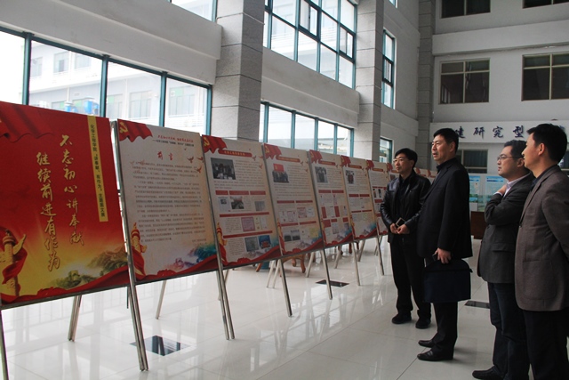 学校党委组织部副部长高广学参观图文展 魏孟吉摄影 学校党委组织部副部长高广学参观图文展 魏孟吉摄影